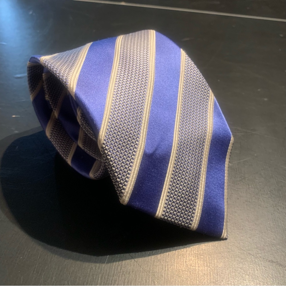 Donald J Trump Signature Collection Blue Silver Striped Tie Necktie 100% Silk